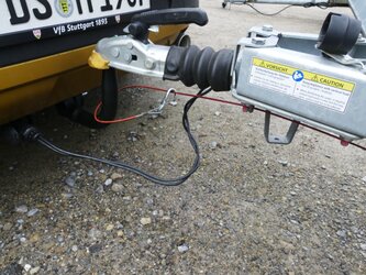 Auto mit Anhänger und Sicherheitscheckliste